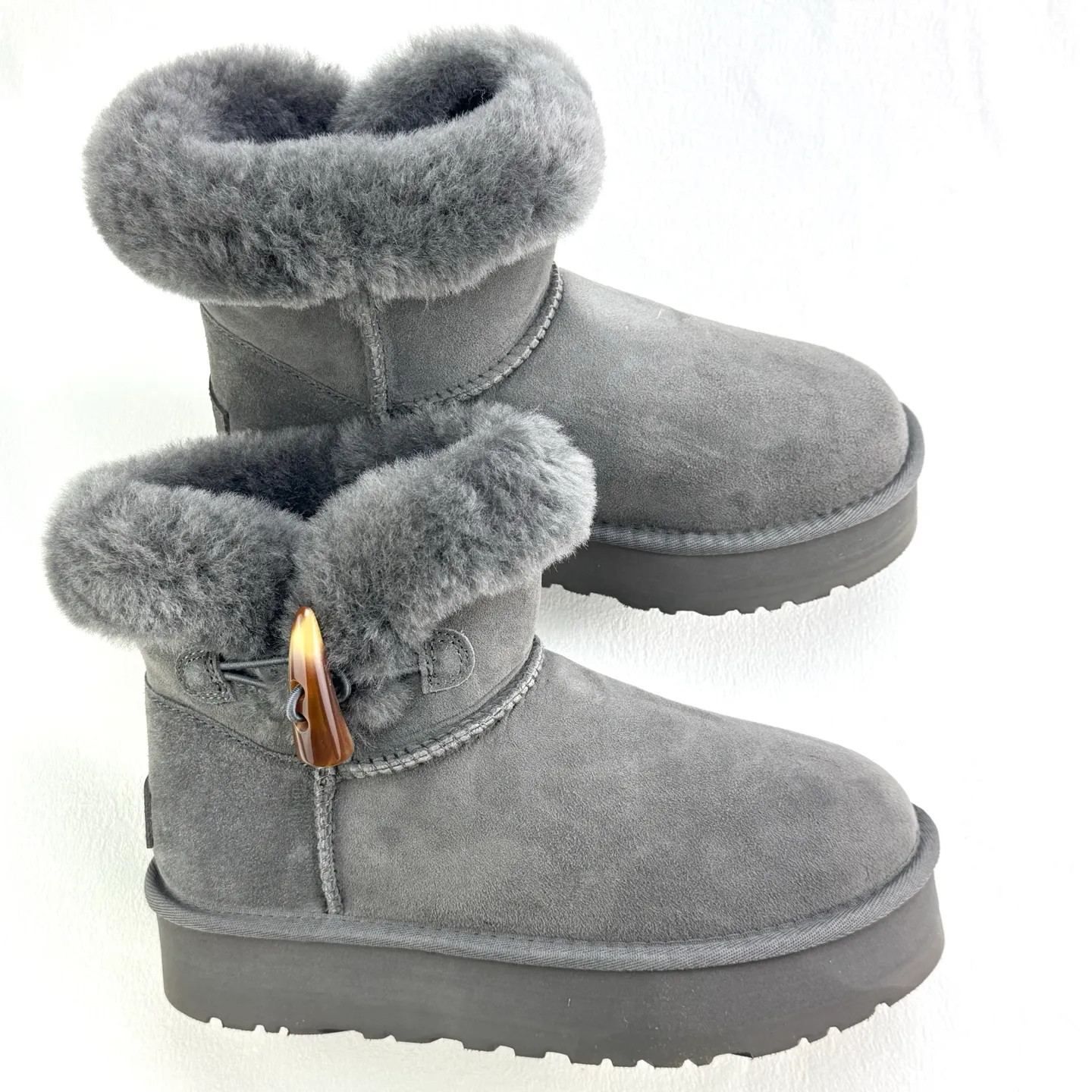 Pick up locally 💰480 The core recommendation is good price. The platform’s foreign trade is exclusive to UGG Classic Short II horn buckle women’s snow boots 1118816 Produced by the ten-year-old brand shoemaking factory production line. Pay attention to every detail. Longfeng A-grade genuine sheep fur is integrated. Completely built in accordance with the ZP process. Size: 35 36 37 38 39 40